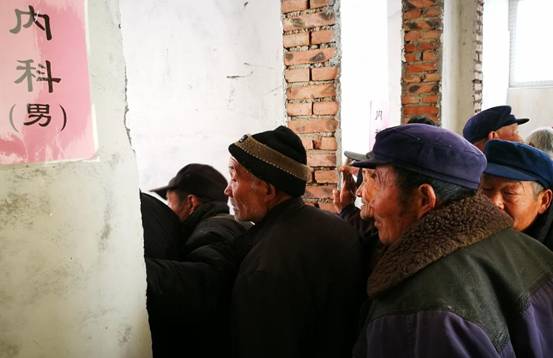 等候体检的村民，眼神中充满期待