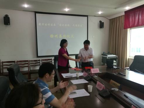 省疾控中心副主任、党委副书记徐燕代表单位和丰县顺河大圣村签订“南北挂钩 文明共建”协议.jpg