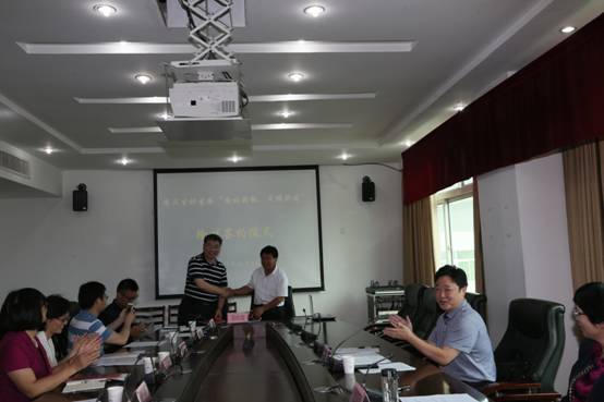 省中医院和丰县顺河大圣村签订“南北挂钩 文明共建”协议.JPG 省中医院和丰县顺河大圣村签订“南北挂钩 文明共建”协议.JPG