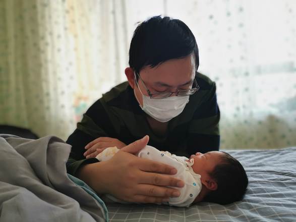 龚定杰二胎照片